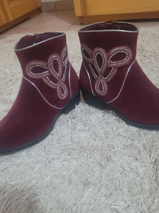 Botine purtate de două ori.