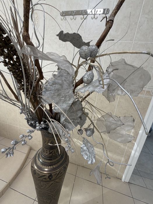 Ваза с искуственными цветами