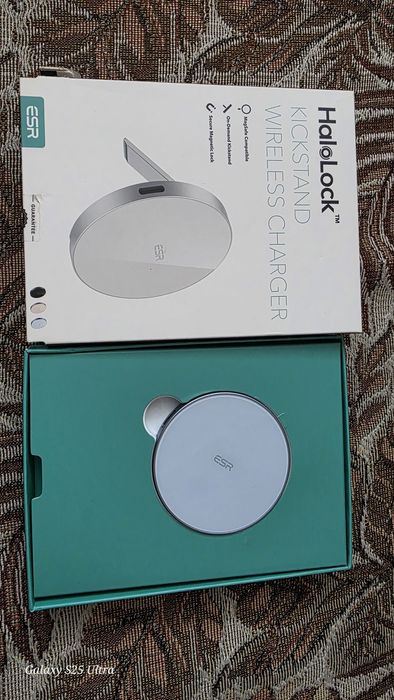 Безжично зарядно устройство ESR HaloLock със стойка