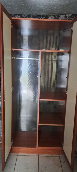 Продавам гардероб