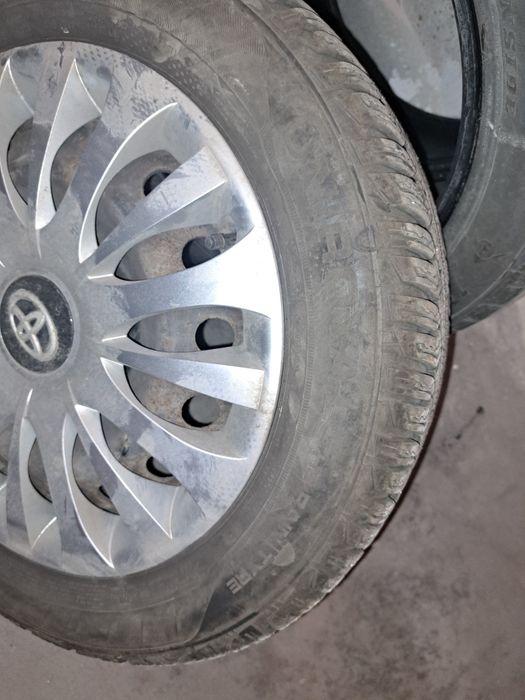 Гуми с джанти и оригинални тасове за тоуота ярис а