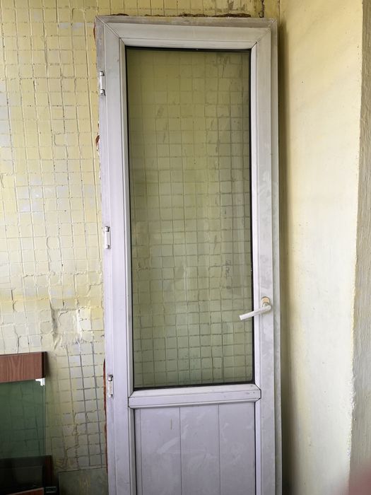 Дверт пластиковая с рамой не новая