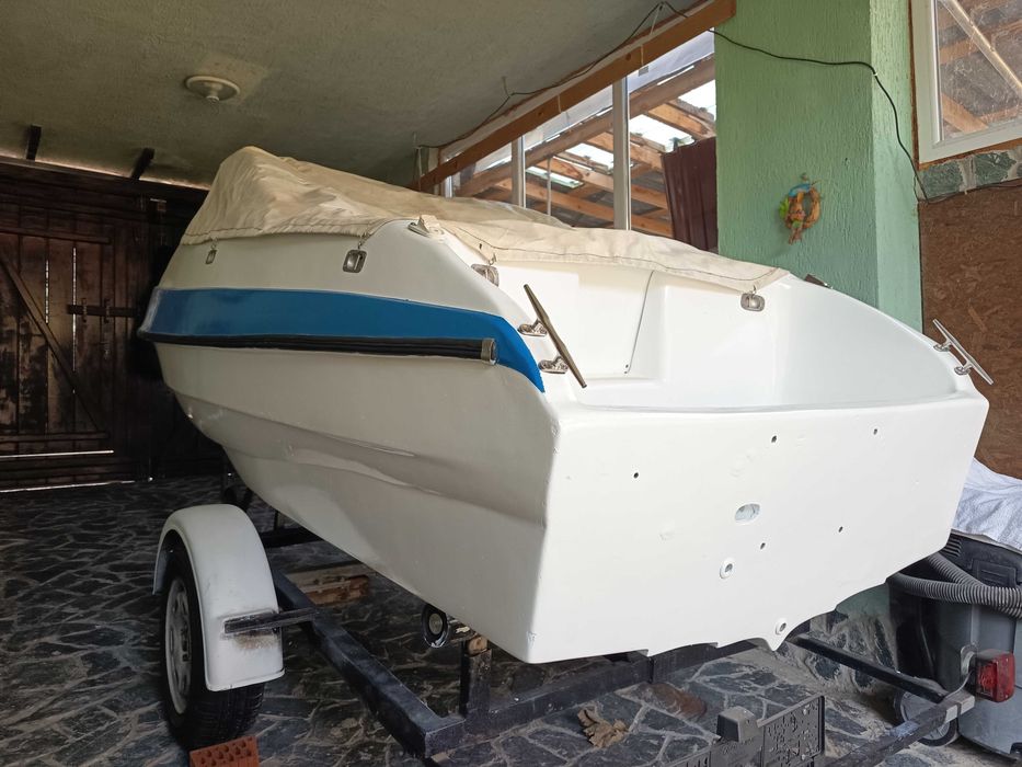 Лодка ELAN Gliser GT402 с колесар