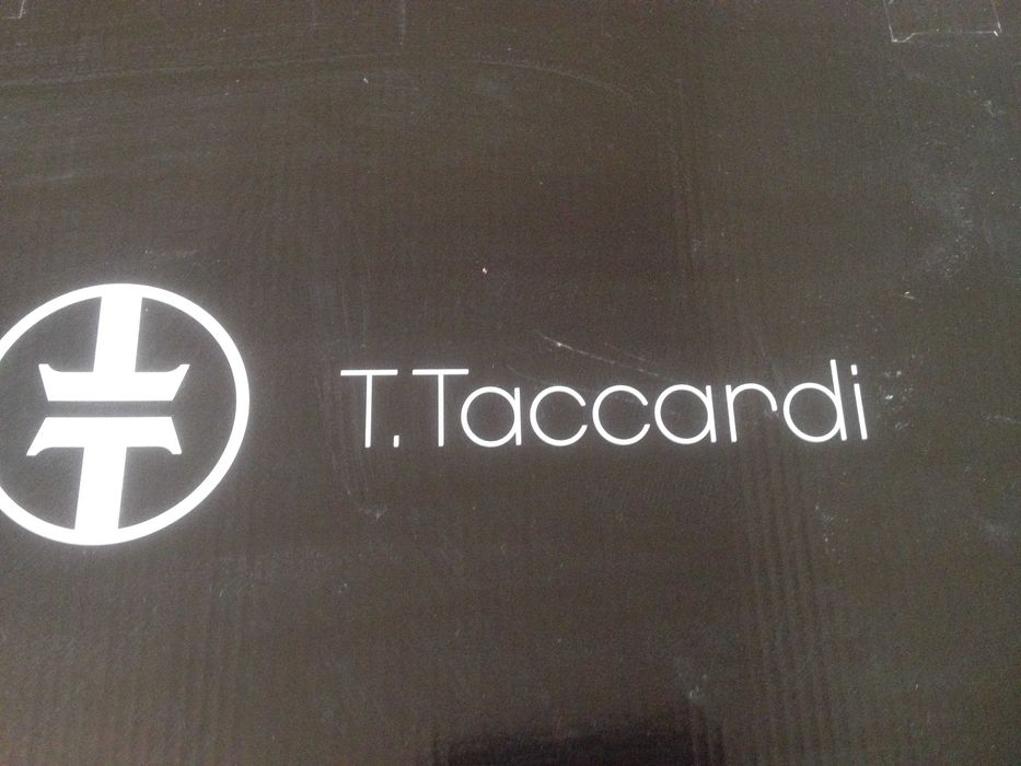 . Высокие сапоги черного цвета.