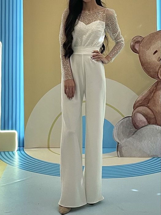 Продам белый костюм