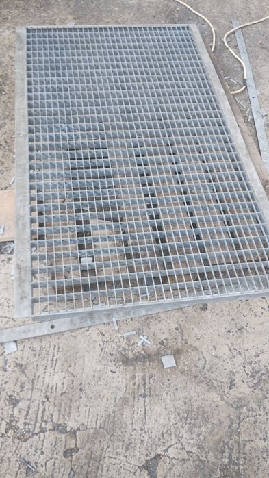 Grătare grilaje și trepte zincate pentru scări și rigol pentru trafic greu
