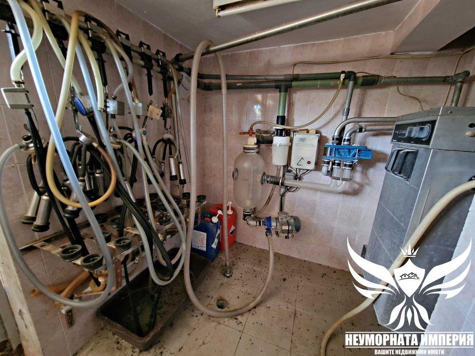 Продавам обор, краварник, склад 8110кв.м. и земя 580кв. с.Дълбок Извор