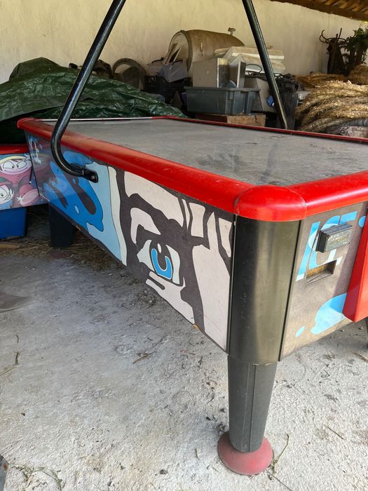 Въздушни хокеи-Голям и Малък