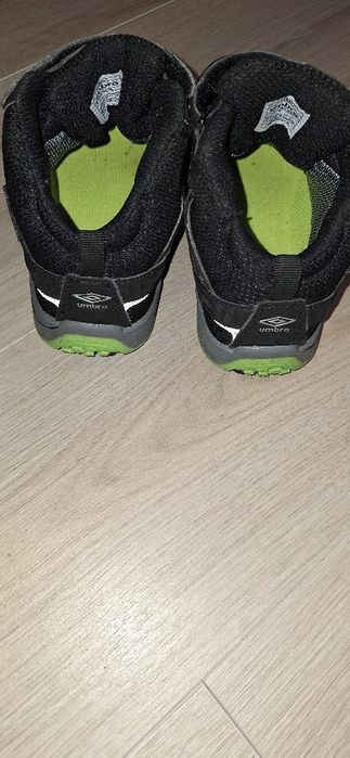 Umbro детски непромукаеми маратонки 31 номер.