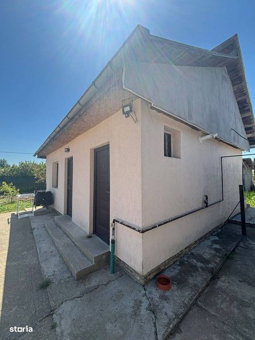De vanzare casa situata la 5 minute de Roman, teren de 1.070mp 82.000e