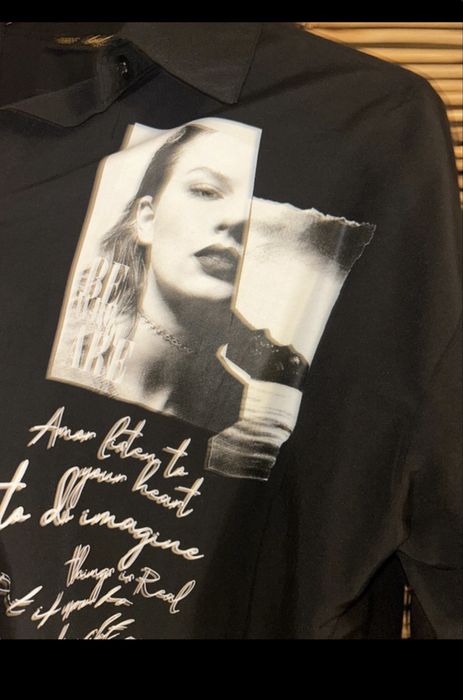 Cămașa neagră cu Taylor Swift