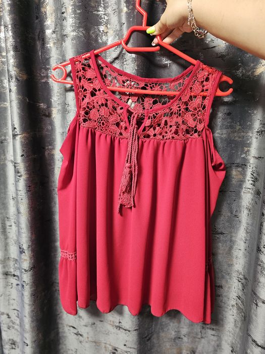 Camasa rosie cu umerii goi