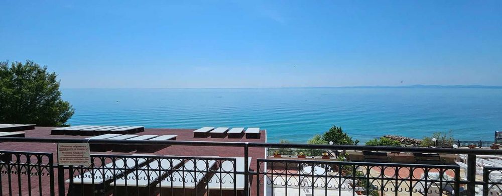 Просторен двустаен апартамент с морска панорама, Първа линия