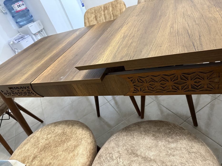 Трапезна маса със столове