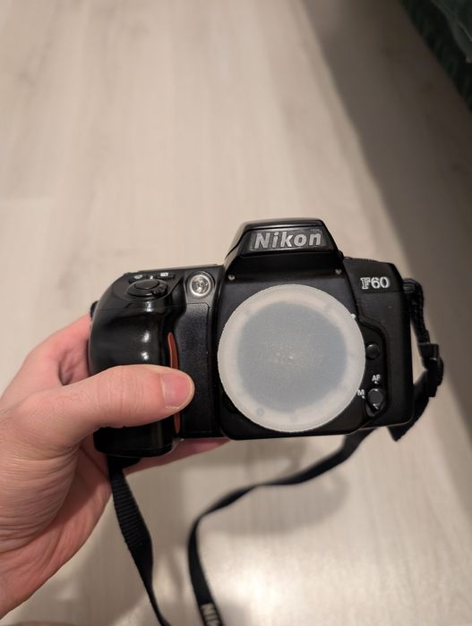Vând aparat pe film Nikon F60 + 2 obiective Tokina
