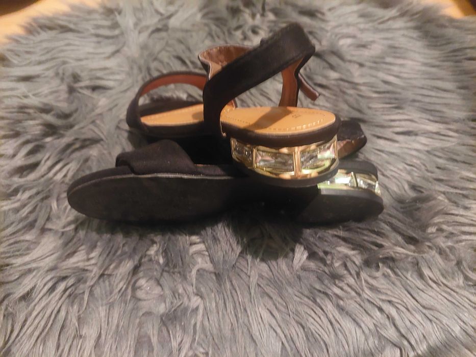 Vand incaltaminte noua, confortabila mar. 35 si 36