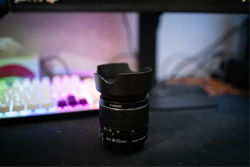 Canon EOS 2000D + Kit 18-55mm. Separat 50mm.