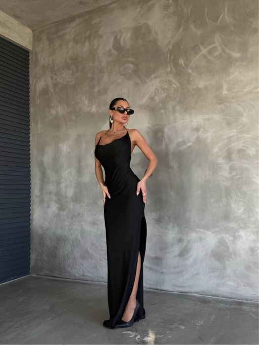 Дълга черна рокля