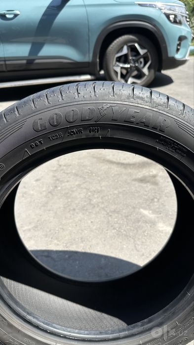 Goodyear 215 55 R17 Одна покрышка Хорошее состояние