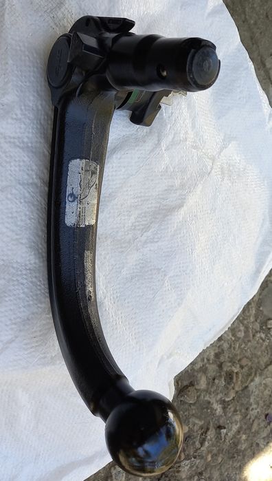 Продавам универсален, оригинален  свалям теглич за Тойота  Rav 4