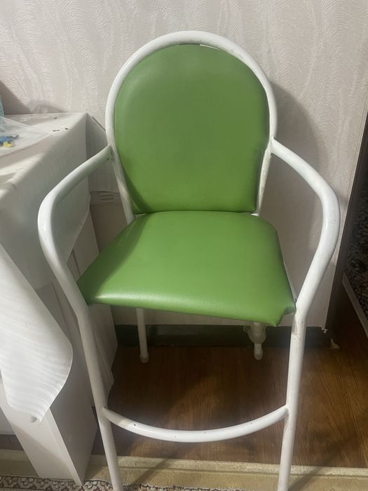 Продам детские два стульчика