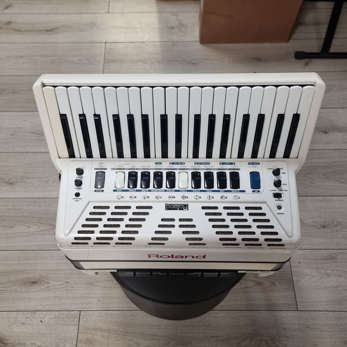Amanet F28: Acordeon Electronic Roland FR3x Alb
