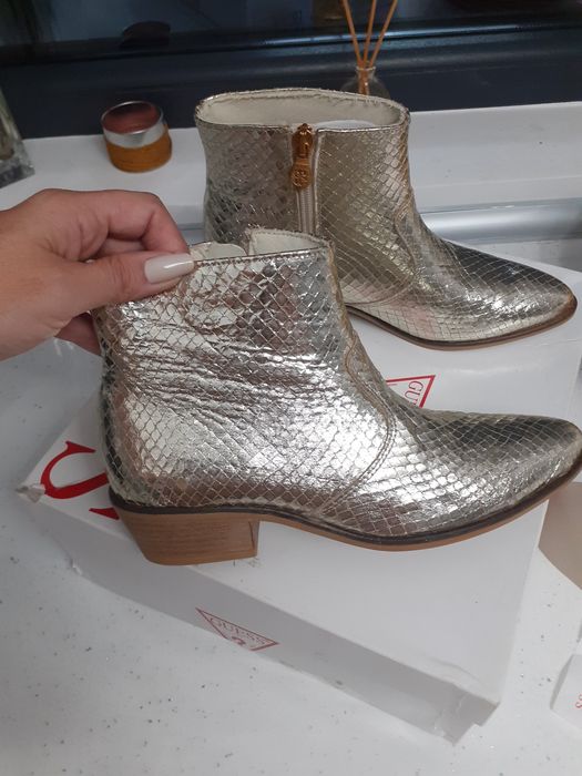 Ghete Guess piele, marimea 35