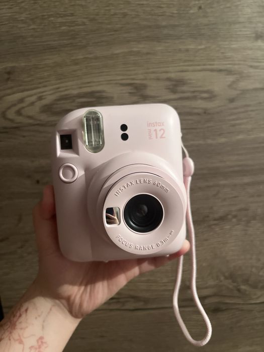 Продаю фотоаппарат инстакс мини 12