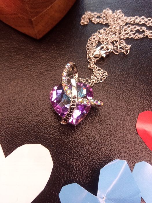 Дървена кутия с колие