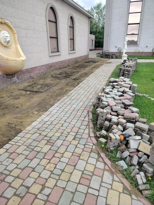 Укладка тротуарной плитки и брусчатки.