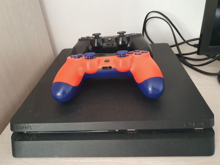 PS 4 cu 2 controale și 7 jocuri