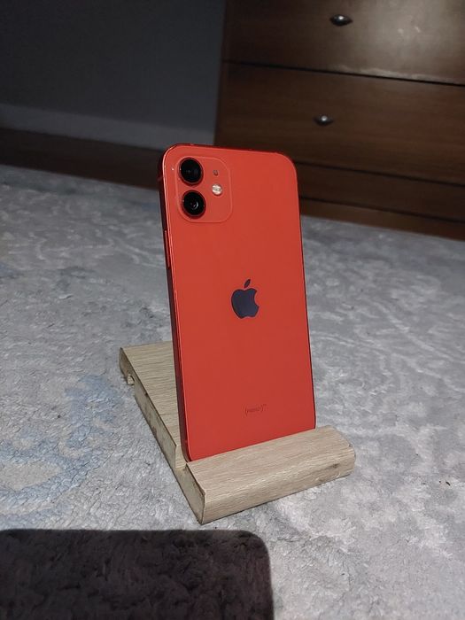 Продаётся iPhone 12 product red
