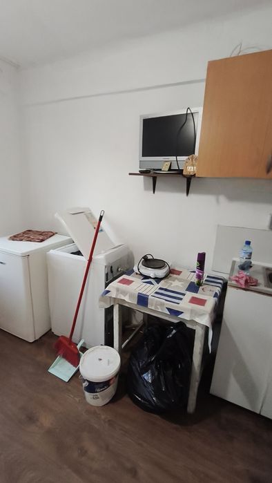 Închiriez garsonieră zona Mărășești, vis-a-vis de Liceul Mihai Eminescu