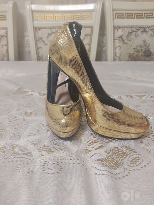 Tufli poshnali, zolotistiy
