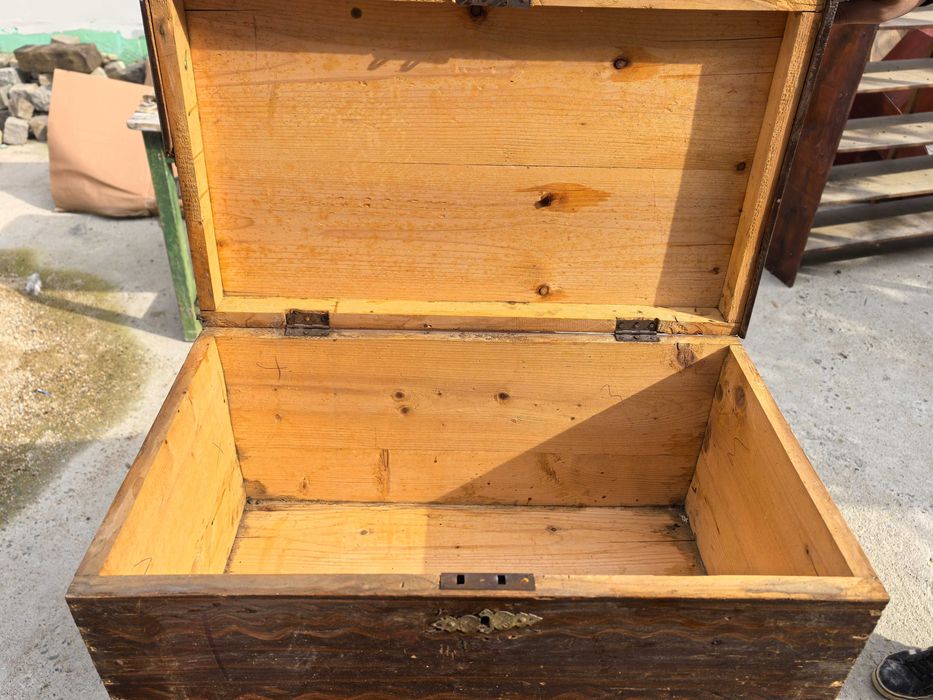 Продавам античен дървен сандък с ръчно рисувани орнаменти