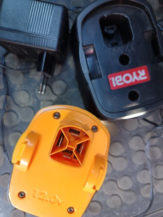 Încărcător cu acumulator Ryobi 12v