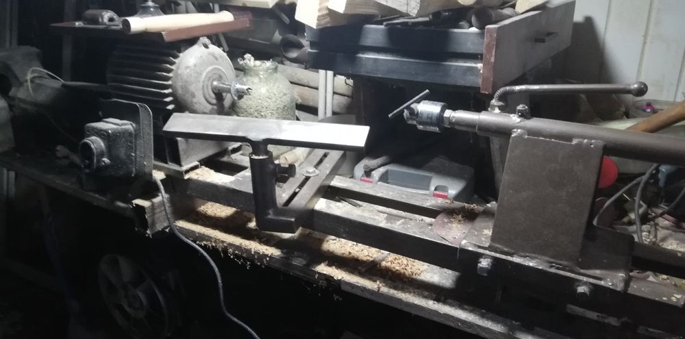Продам токарный станок по дереву