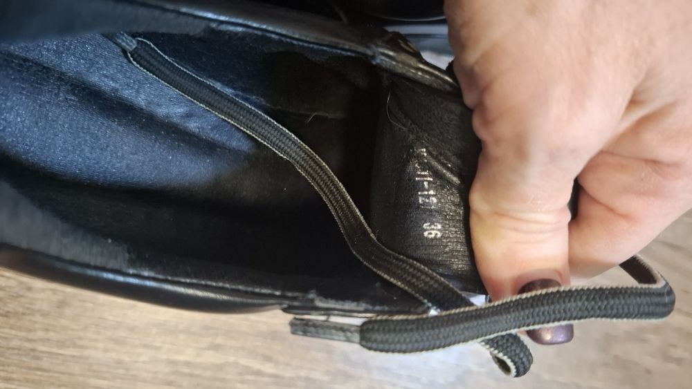 Черные кроссовки броги на танкетке.