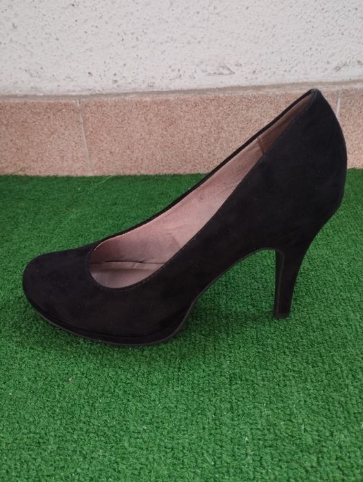 Черни велурени обувки с ток Tamaris