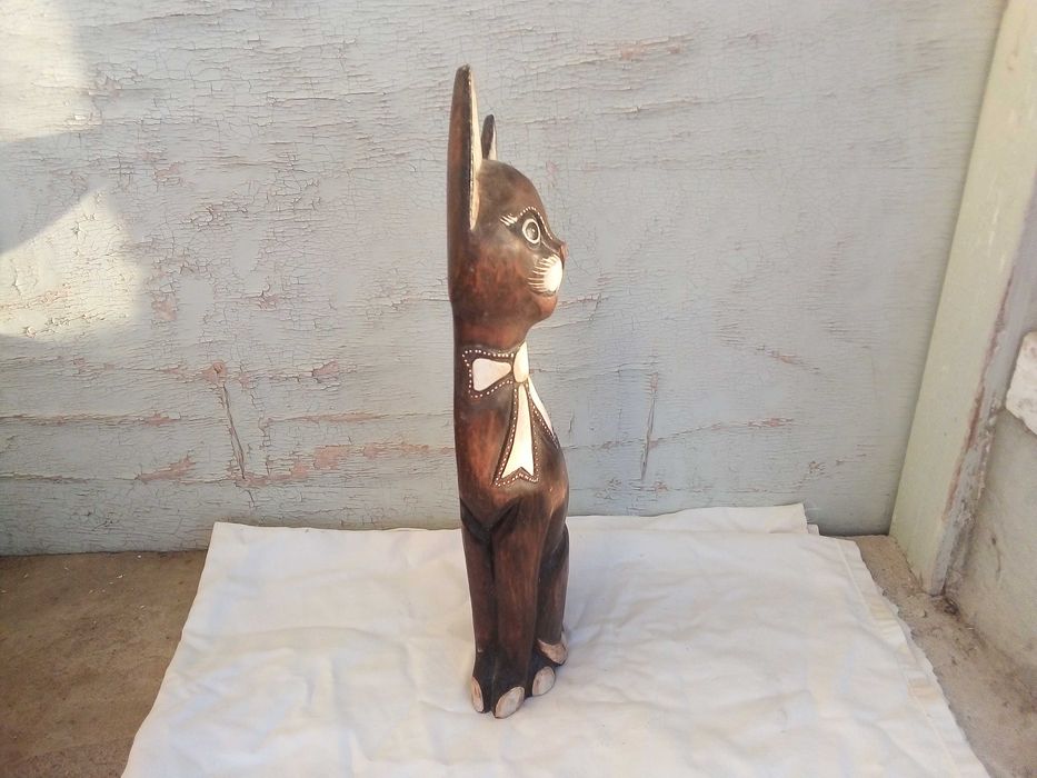 Фигура на котка изработена от дърво