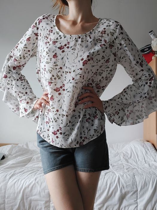 Bluză print floral cu volănașe 40 EUR