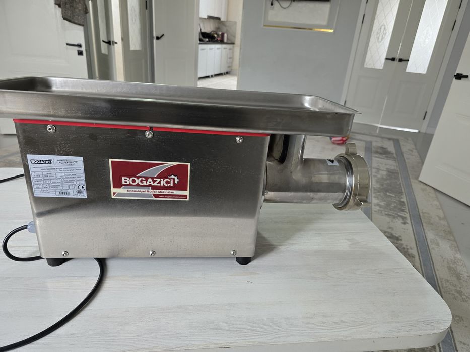 Срочна продаеться электро мясорубка