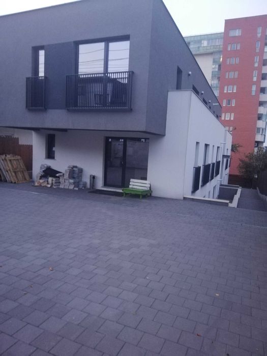 Dau in chirie cladire de 500 mp superfinisat, compus din 4 apartamente, momentan amenajat birouri, teren 600 mp, imrejmuit, str Meteor si Observator