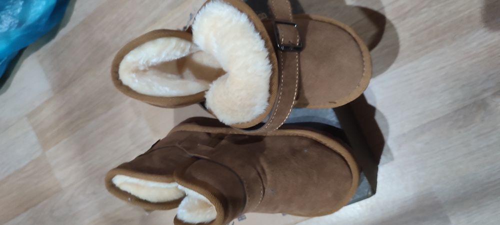 Продам новые угги.