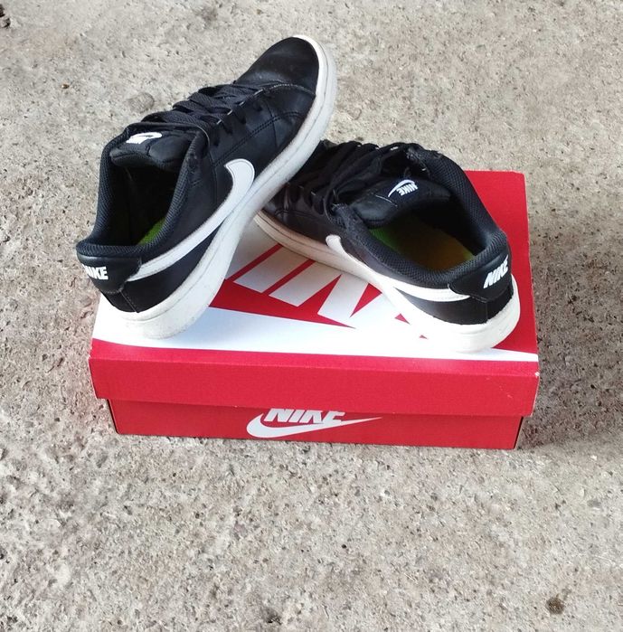 Обувки:Nike Court Royale