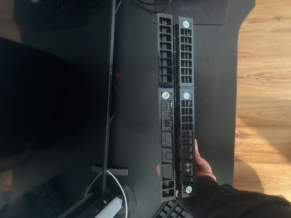 Ps4 + maneta de vanzare. Urgent!