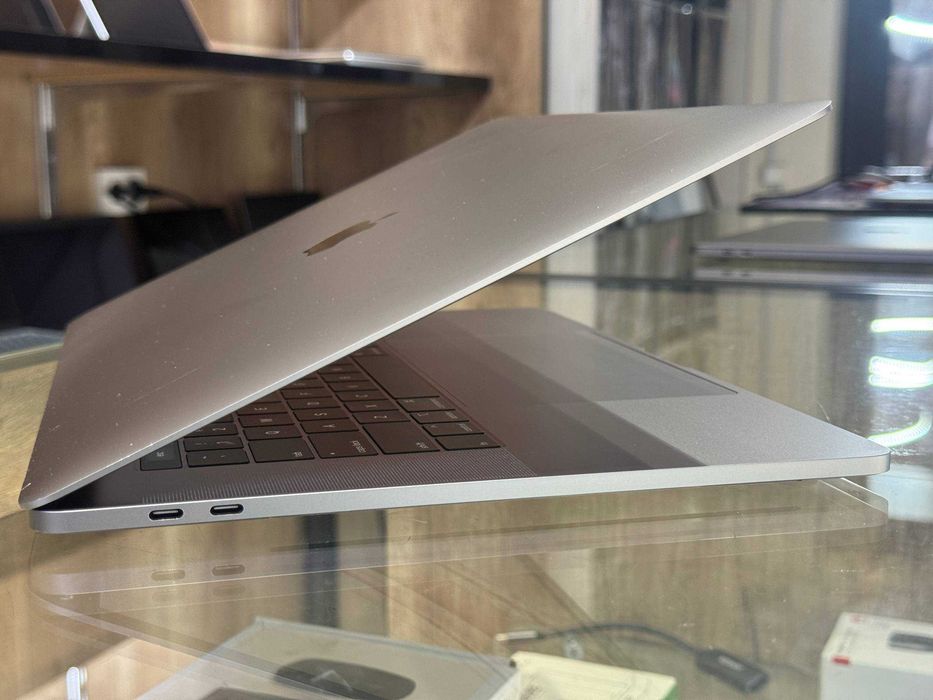 Macbook PRO 15 2019г Core i7 Radeon Pro 555X 4Gb ram 16 ssd 512