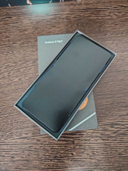 Samsung ZFlip 7  nou