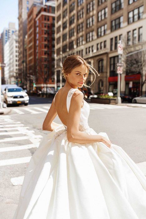 Дизайнерска Сатенена сватбена / булчинска рокля Eva Lendel + аксесоари