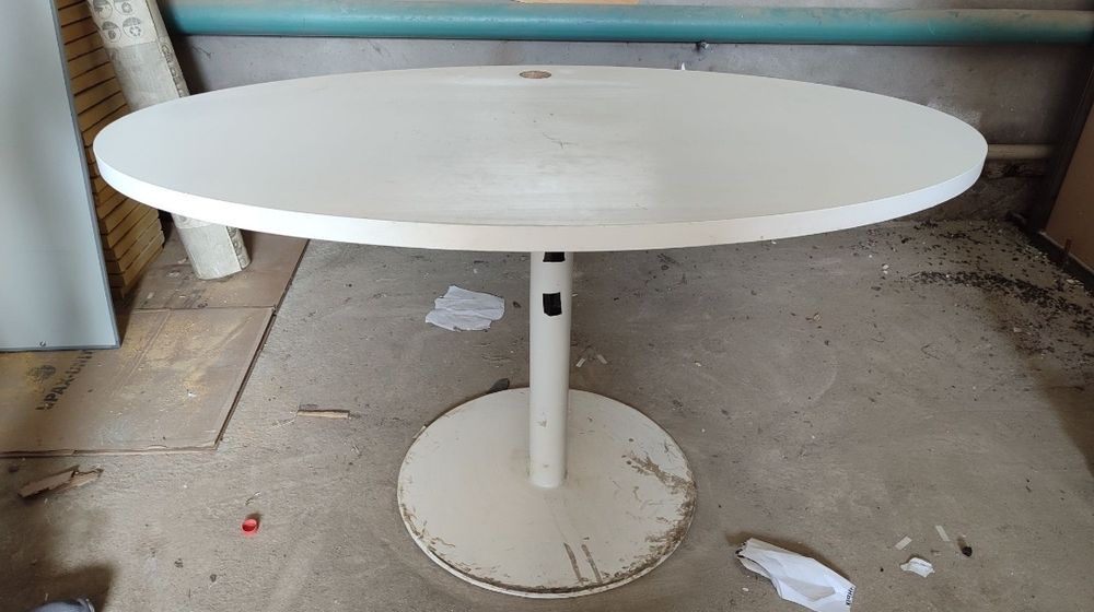 Овальный компьютерный стол